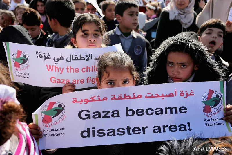 Palestinian students hold banners during a protest against Israeli blockade on Gaza strip, in Gaza city on February 4, 2018. Photo by Ashraf Amra