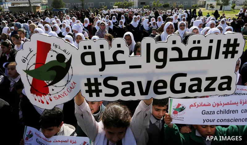 Palestinian students hold banners during a protest against Israeli blockade on Gaza strip, in Gaza city on February 4, 2018. Photo by Ashraf Amra