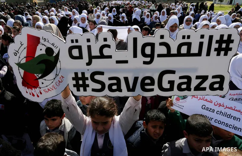 Palestinian students hold banners during a protest against Israeli blockade on Gaza strip, in Gaza city on February 4, 2018. Photo by Ashraf Amra