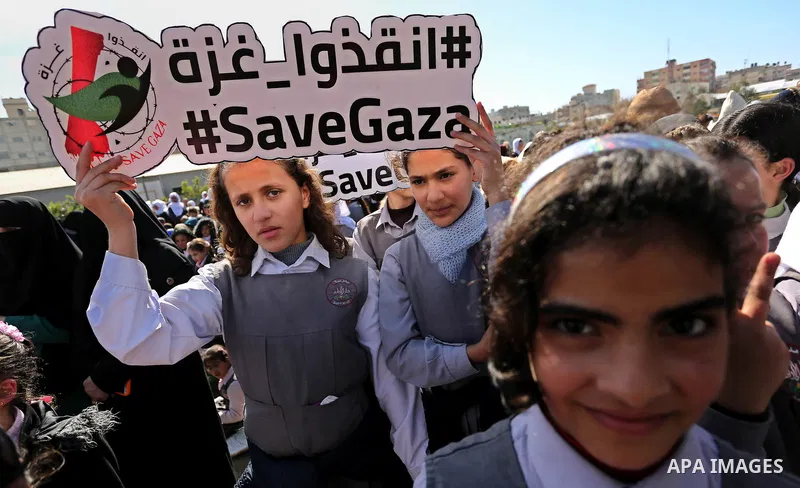 Palestinian students hold banners during a protest against Israeli blockade on Gaza strip, in Gaza city on February 4, 2018. Photo by Ashraf Amra