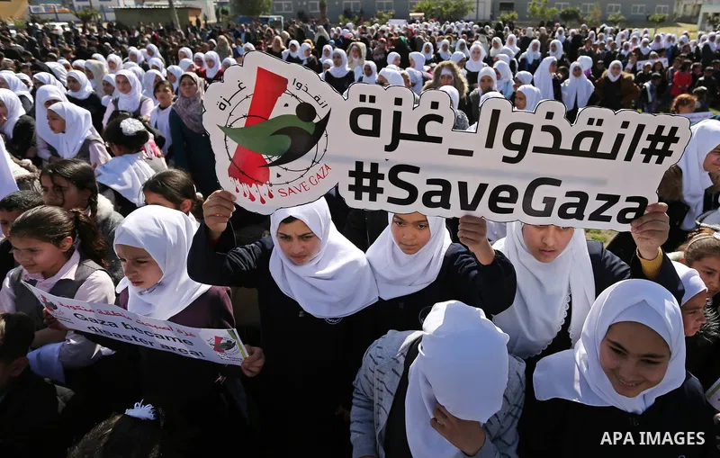 Palestinian students hold banners during a protest against Israeli blockade on Gaza strip, in Gaza city on February 4, 2018. Photo by Ashraf Amra