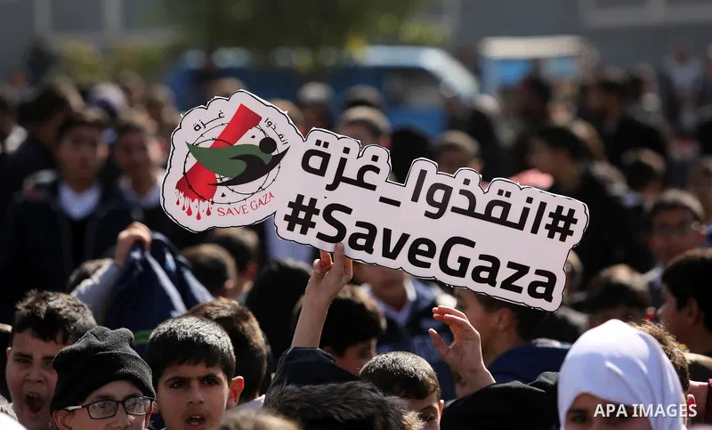 Palestinian students hold banners during a protest against Israeli blockade on Gaza strip, in Gaza city on February 4, 2018. Photo by Ashraf Amra