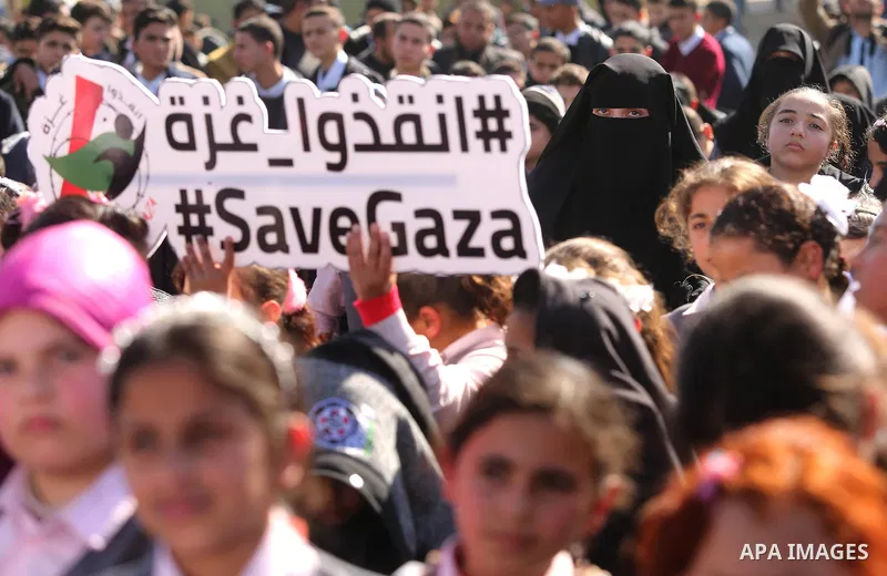 Palestinian students hold banners during a protest against Israeli blockade on Gaza strip, in Gaza city on February 4, 2018. Photo by Ashraf Amra