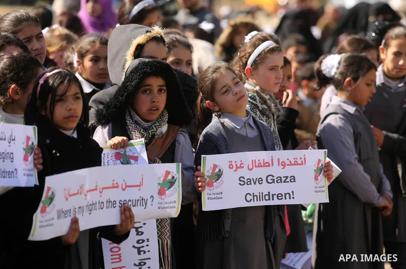 Palestinian students hold banners during a protest against Israeli blockade on Gaza strip, in Gaza city on February 4, 2018. Photo by Ashraf Amra