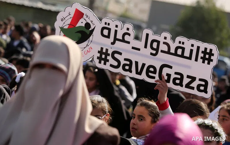 Palestinian students hold banners during a protest against Israeli blockade on Gaza strip, in Gaza city on February 4, 2018. Photo by Ashraf Amra
