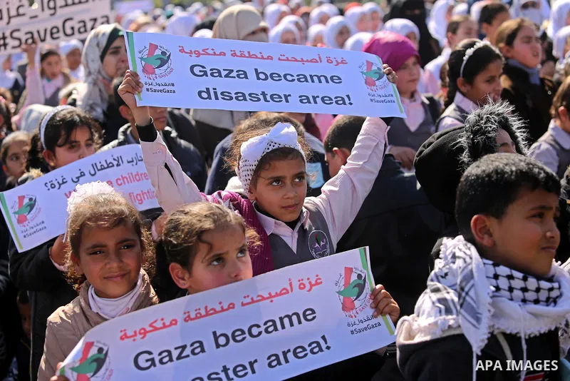 Palestinian students hold banners during a protest against Israeli blockade on Gaza strip, in Gaza city on February 4, 2018. Photo by Ashraf Amra
