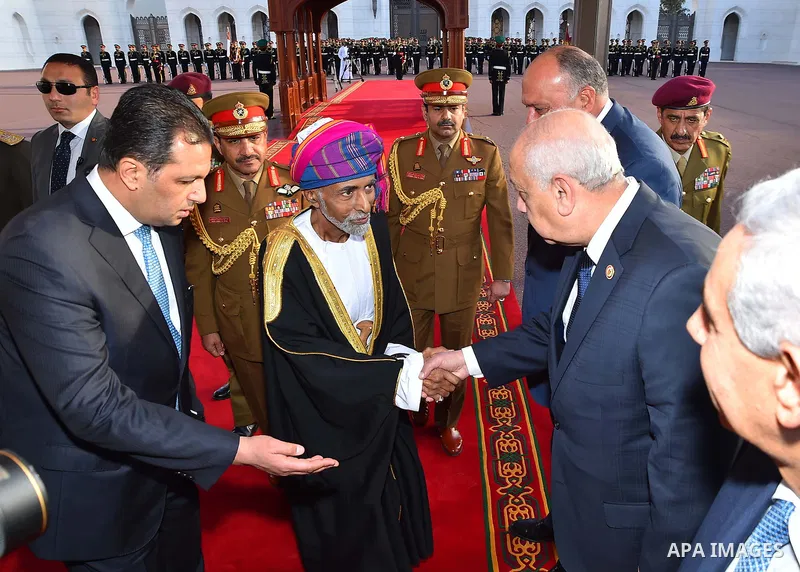 Oman's Sultan Qaboos bin Said shakes hands with Egyptian officials in Muscat on February 4, 2018. Photo by Egyptian President Office