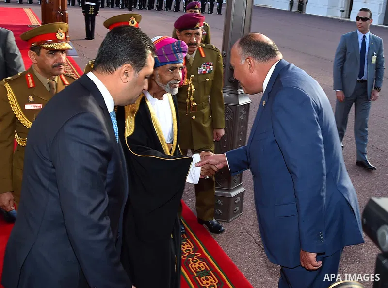Oman's Sultan Qaboos bin Said shakes hands with Egyptian officials in Muscat on February 4, 2018. Photo by Egyptian President Office