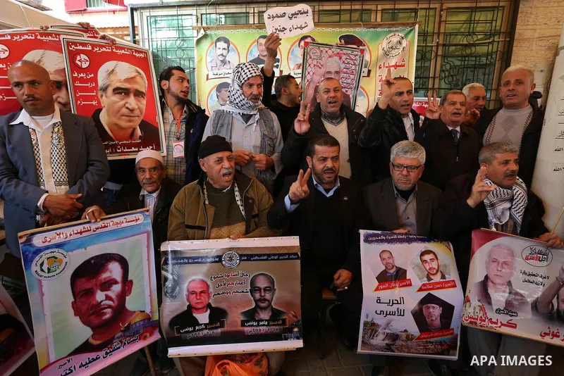 Palestinians take part in a protest to show solidarity with Palestinian prisoners held in Israeli jails, in front of Red cross office in Gaza city on February 5, 2018. Photo by Ashraf Amra