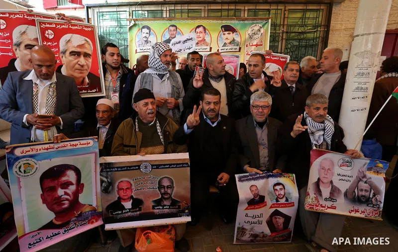 Palestinians take part in a protest to show solidarity with Palestinian prisoners held in Israeli jails, in front of Red cross office in Gaza city on February 5, 2018. Photo by Ashraf Amra