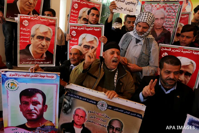 Palestinians take part in a protest to show solidarity with Palestinian prisoners held in Israeli jails, in front of Red cross office in Gaza city on February 5, 2018. Photo by Ashraf Amra