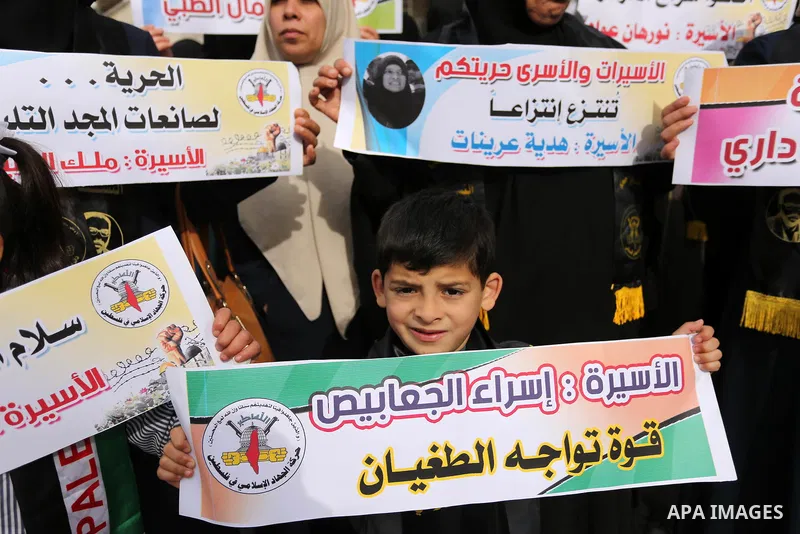 Palestinians take part in a protest to show solidarity with Palestinian prisoners held in Israeli jails, in front of Red cross office in Gaza city on February 5, 2018. Photo by Ashraf Amra