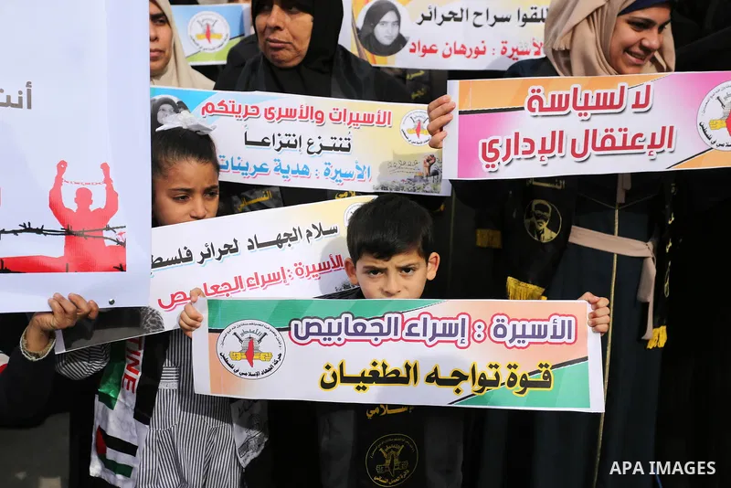 Palestinians take part in a protest to show solidarity with Palestinian prisoners held in Israeli jails, in front of Red cross office in Gaza city on February 5, 2018. Photo by Ashraf Amra