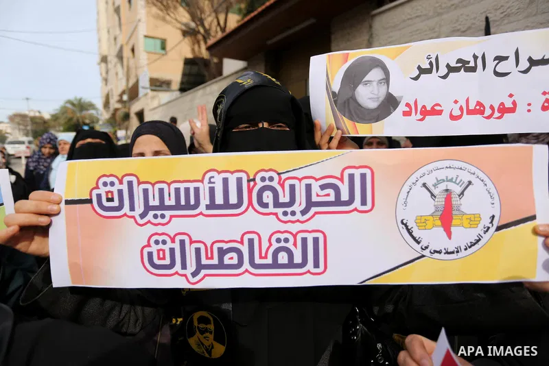 Palestinians take part in a protest to show solidarity with Palestinian prisoners held in Israeli jails, in front of Red cross office in Gaza city on February 5, 2018. Photo by Ashraf Amra