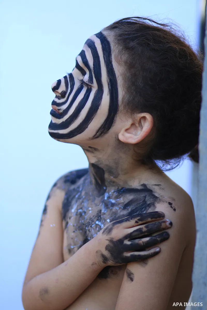 Hand, face, shoulders with black color. Photo by Sanad Ltefa