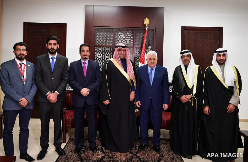 Palestinian President Mahmoud Abbas meets with Kuwaiti delegation participating in "Jerusalem Conference as the Capital of the Islamic Youth" in the West Bank city of Ramallah on February 6, 2018. Photo by Thaer Ganaim