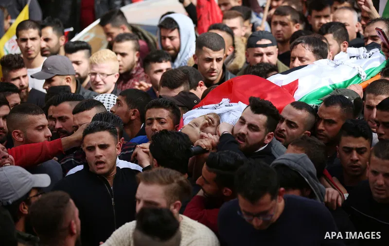Mourners carry the body of Khaled Taeh, a Palestinian, who was shot dead by Israeli during a raid that led to confrontations with residents, during his funeral in the occupied West Bank city of Nablus, February 7, 2018....