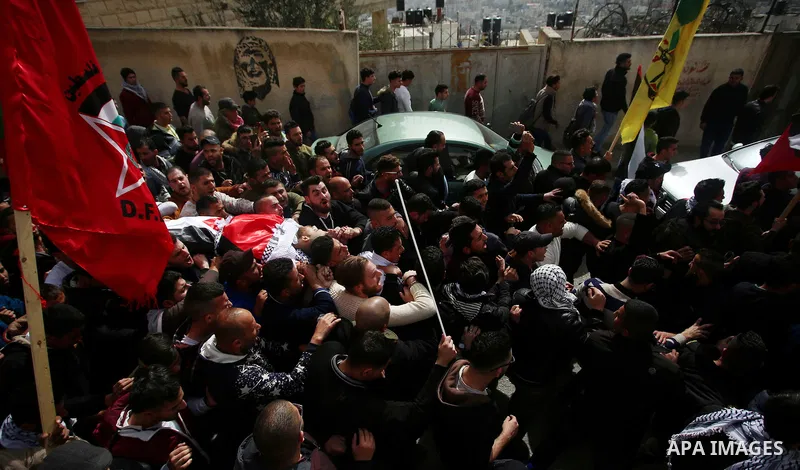 Mourners carry the body of Khaled Taeh, a Palestinian, who was shot dead by Israeli during a raid that led to confrontations with residents, during his funeral in the occupied West Bank city of Nablus, February 7, 2018....