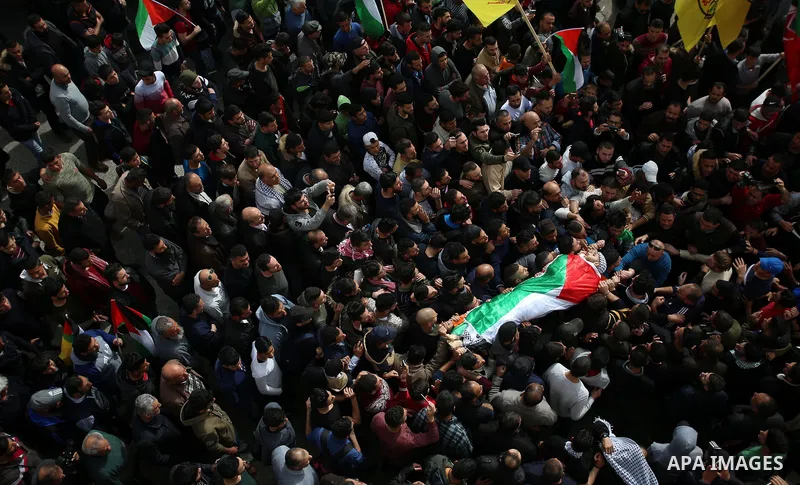 Mourners carry the body of Khaled Taeh, a Palestinian, who was shot dead by Israeli during a raid that led to confrontations with residents, during his funeral in the occupied West Bank city of Nablus, February 7, 2018....