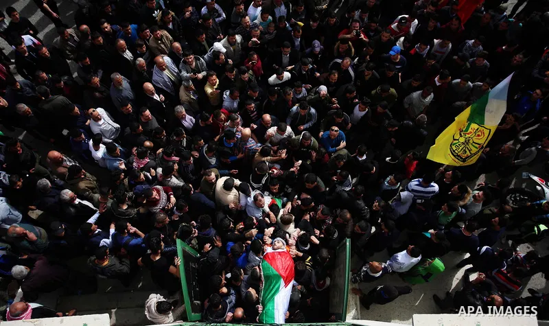 Mourners carry the body of Khaled Taeh, a Palestinian, who was shot dead by Israeli during a raid that led to confrontations with residents, during his funeral in the occupied West Bank city of Nablus, February 7, 2018....