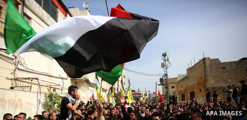 Mourners carry the body of Khaled Taeh, a Palestinian, who was shot dead by Israeli during a raid that led to confrontations with residents, during his funeral in the occupied West Bank city of Nablus, February 7, 2018....