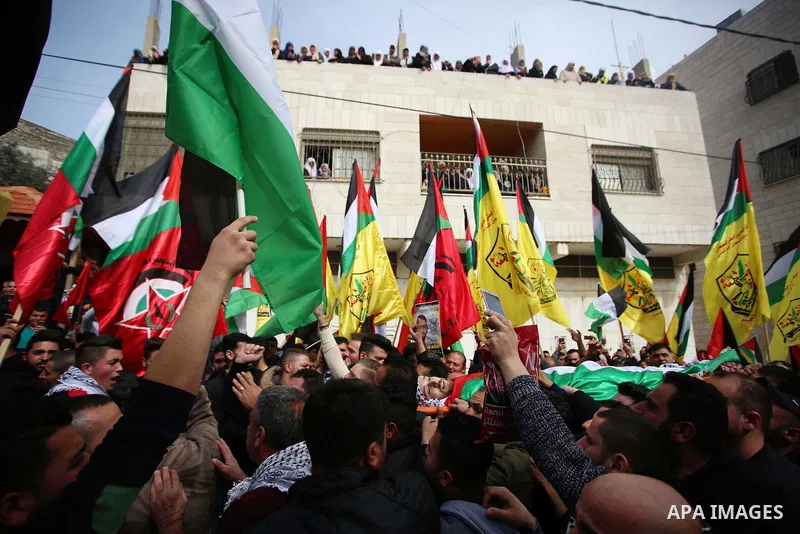 Mourners carry the body of Khaled Taeh, a Palestinian, who was shot dead by Israeli during a raid that led to confrontations with residents, during his funeral in the occupied West Bank city of Nablus, February 7, 2018....