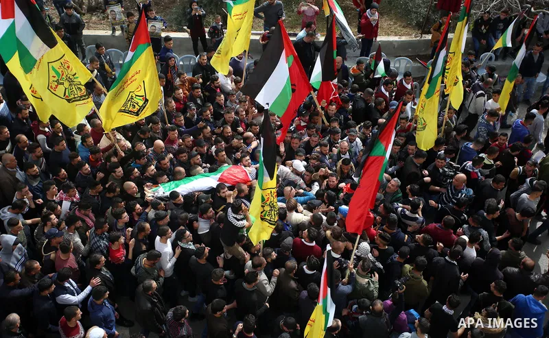 Mourners carry the body of Khaled Taeh, a Palestinian, who was shot dead by Israeli during a raid that led to confrontations with residents, during his funeral in the occupied West Bank city of Nablus, February 7, 2018....