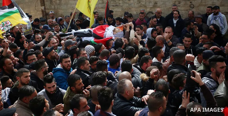 Mourners carry the body of Khaled Taeh, a Palestinian, who was shot dead by Israeli during a raid that led to confrontations with residents, during his funeral in the occupied West Bank city of Nablus, February 7, 2018....