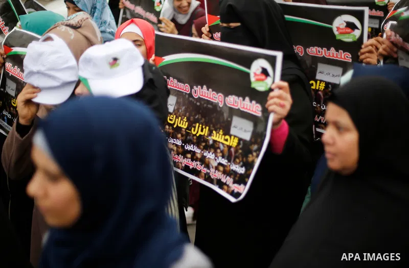 Palestinian graduates hold placards during a protest to demand their rights, in Gaza city on February 8, 2018. Photo by Ashraf Amra