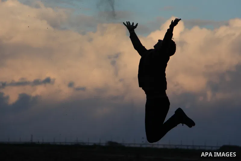 A boy jumps to hug sky. Photo by Sanad Ltefa