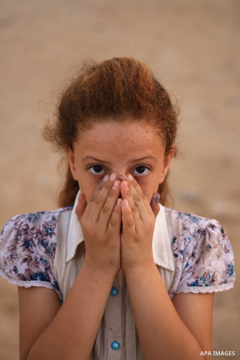 A girl with red hair in a shocked reaction. Photo by Sanad Ltefa