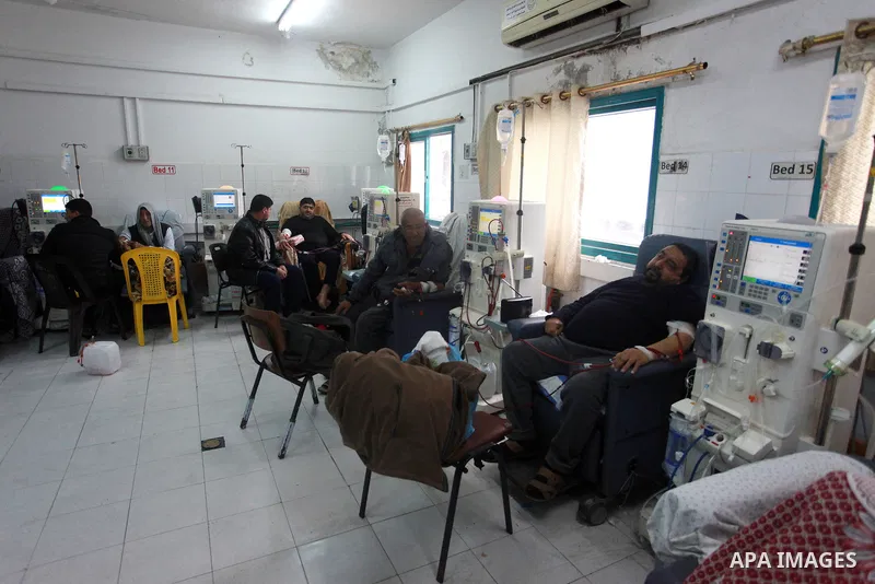 Palestinian patients undergo kidney dialysis at al-Shifa hospital in Gaza City on February 12, 2018. Photo by Mahmoud Ajour