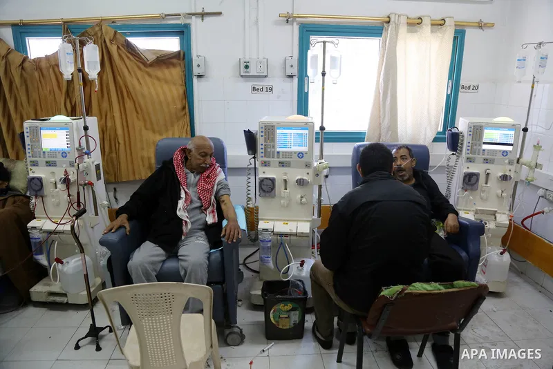 Palestinian patients undergo kidney dialysis at al-Shifa hospital in Gaza City on February 13, 2018. Photo by Atia Darwish