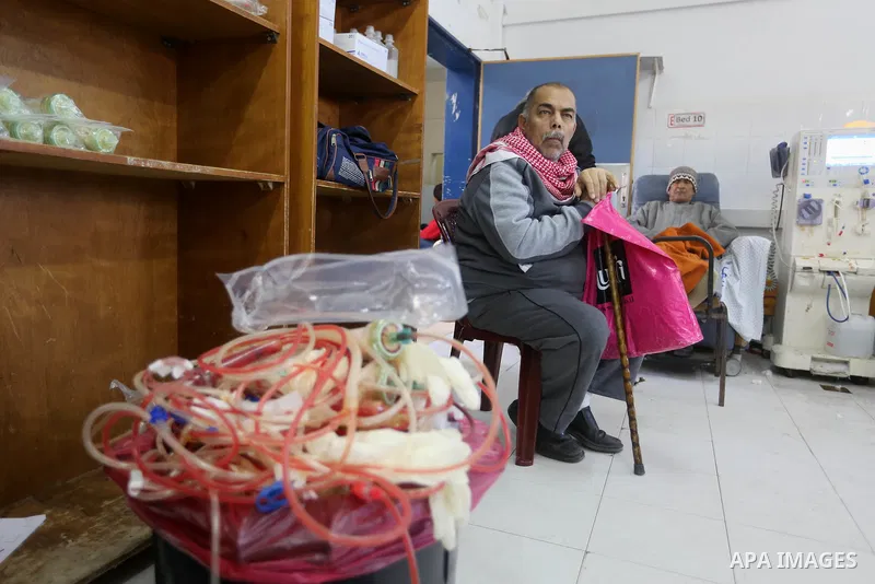 Palestinian patients undergo kidney dialysis at al-Shifa hospital in Gaza City on February 13, 2018. Photo by Atia Darwish
