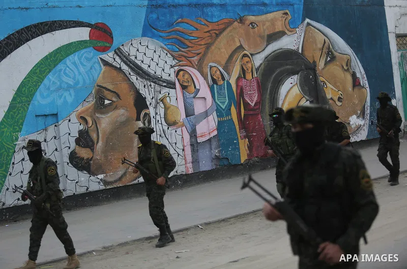 Palestinian Islamic Jihad militants take part in a military show in Khan Younis in the southern Gaza Strip February 15, 2018. Photo by Ashraf Amra