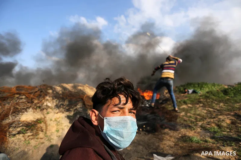 Palestinian protesters clash with Israeli security forces as demonstrations continue over US President Donald Trump's declaration of Jerusalem as Israel's capital near the border with Israel in the southern Gaza Strip Fe...