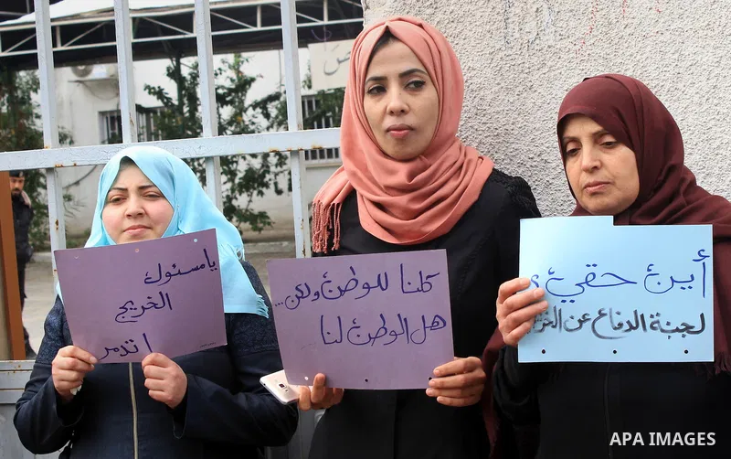 Palestinian graduates hold placards during a protest to demand their rights, outside the Ministry of Labor headquarters in Gaza city on February 18, 2018. Photo by Amjad Hassan