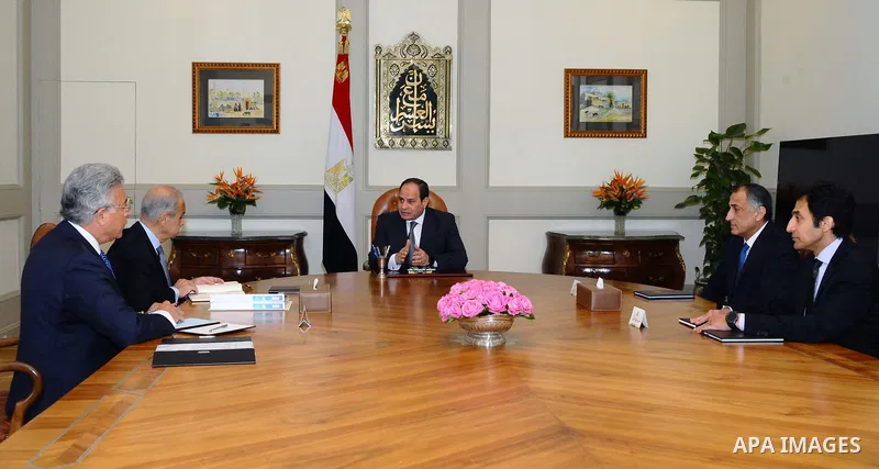 Egyptian President Abdel Fattah al-Sisi meets with Sharif Ismail, Prime Minister and Tariq Amer, Governor of the Central Bank in Cairo, Egypt, on February 18, 2018. Photo by Egyptian President Office