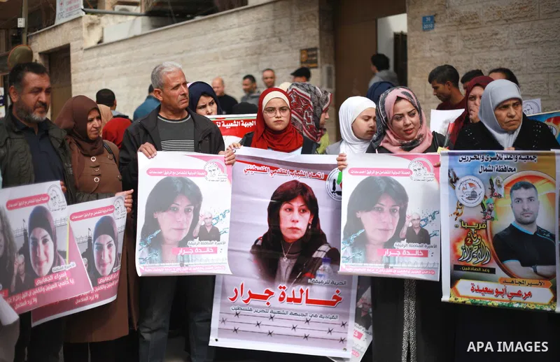 Palestinians take part in a protest to show solidarity with Palestinian prisoners held in Israeli jails, in front of Red cross office in Gaza city on February 19, 2018. Photo by Mahmoud Ajour