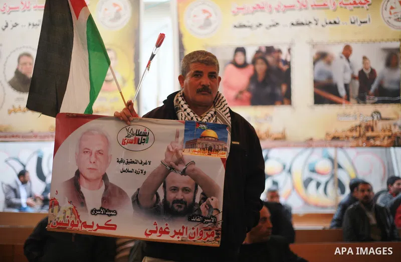 Palestinians take part in a protest to show solidarity with Palestinian prisoners held in Israeli jails, in front of Red cross office in Gaza city on February 19, 2018. Photo by Mahmoud Ajour