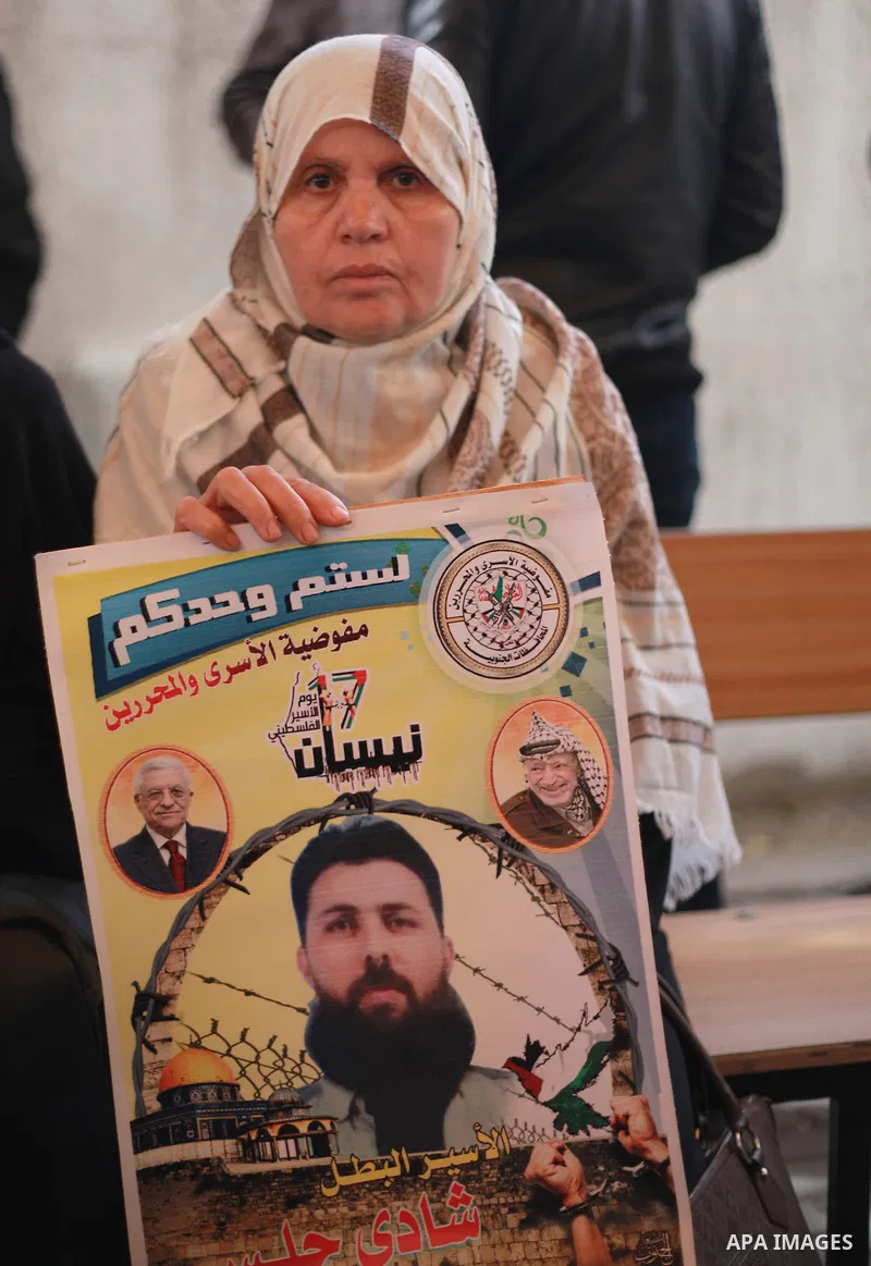 Palestinians take part in a protest to show solidarity with Palestinian prisoners held in Israeli jails, in front of Red cross office in Gaza city on February 19, 2018. Photo by Mahmoud Ajour