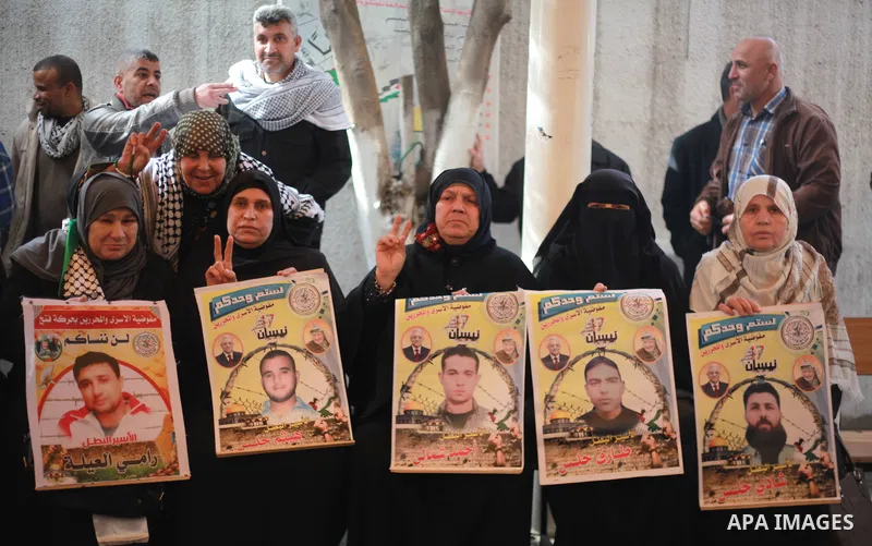 Palestinians take part in a protest to show solidarity with Palestinian prisoners held in Israeli jails, in front of Red cross office in Gaza city on February 19, 2018. Photo by Mahmoud Ajour