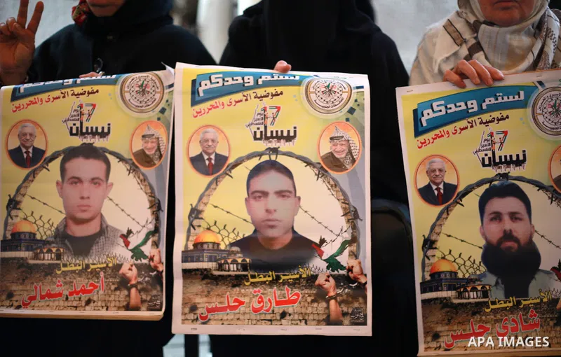 Palestinians take part in a protest to show solidarity with Palestinian prisoners held in Israeli jails, in front of Red cross office in Gaza city on February 19, 2018. Photo by Mahmoud Ajour