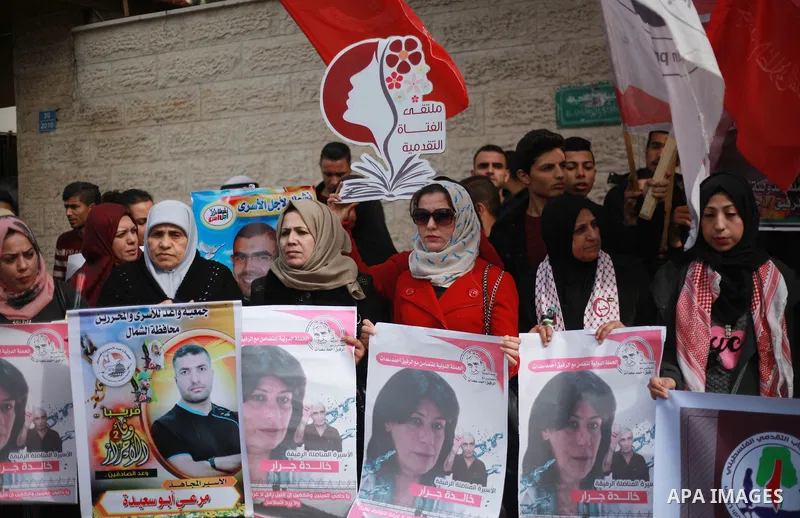 Palestinians take part in a protest to show solidarity with Palestinian prisoners held in Israeli jails, in front of Red cross office in Gaza city on February 19, 2018. Photo by Mahmoud Ajour
