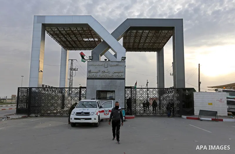 A Palestinian man stands in front of Rafah Border Crossing following Egyptian Authority opened it for one day, in the southern Gaza Strip February 19, 2018. Photo by Ashraf Amra