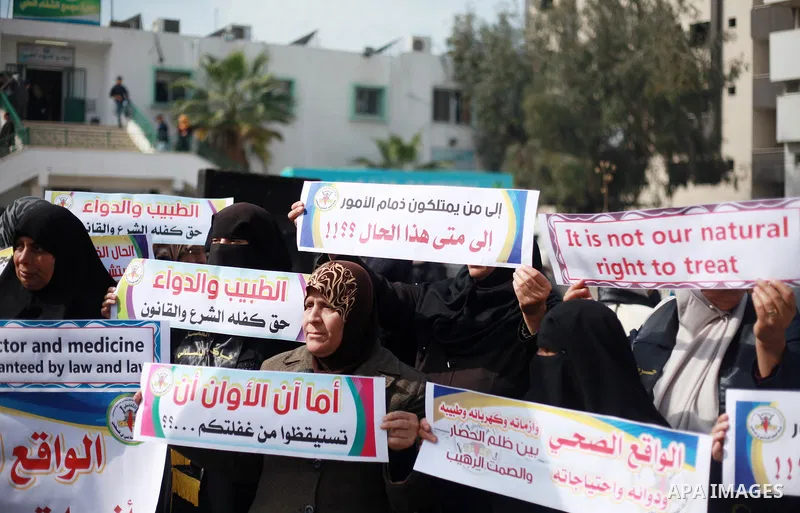 Palestinian supporters of Islamic Jihad take part in a protest against the siege on the Gaza Strip and deterioration of health conditions, at al-Shifa hospital in Gaza City on February 20, 2018. Photo by Mahmoud Ajour