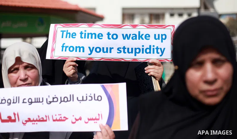 Palestinian supporters of Islamic Jihad take part in a protest against the siege on the Gaza Strip and deterioration of health conditions, at al-Shifa hospital in Gaza City on February 20, 2018. Photo by Mahmoud Ajour