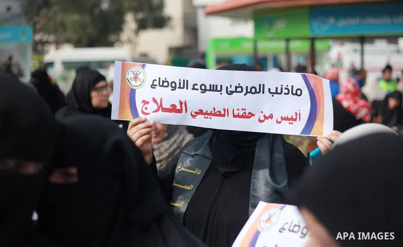 Palestinian supporters of Islamic Jihad take part in a protest against the siege on the Gaza Strip and deterioration of health conditions, at al-Shifa hospital in Gaza City on February 20, 2018. Photo by Mahmoud Ajour