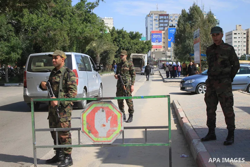 Palestinian policemen stand checkpoints during a traffic drill organized by the Ministry of the Interior in Gaza City, on February 21, 2018. Photo by Amjad Hassan