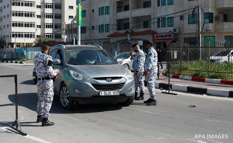 Palestinian policemen stand checkpoints during a traffic drill organized by the Ministry of the Interior in Gaza City, on February 21, 2018. Photo by Mahmoud Ajour